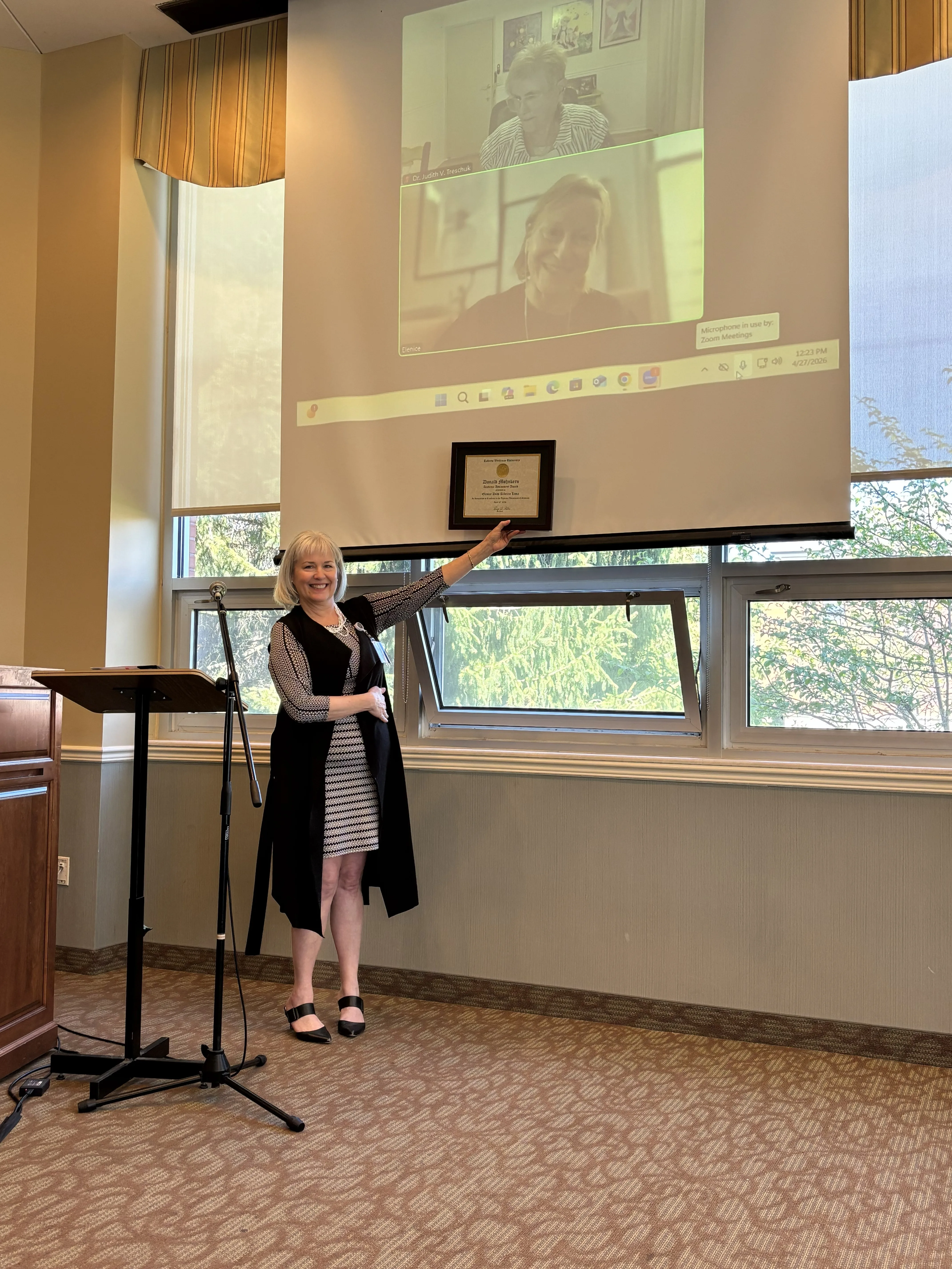Elenice Lima receives award virtually